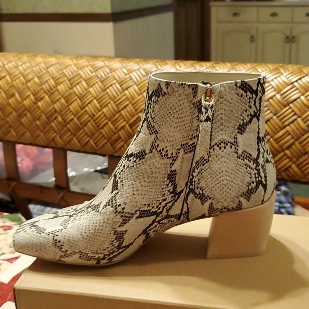 BOOTS - Picture 5 of 8